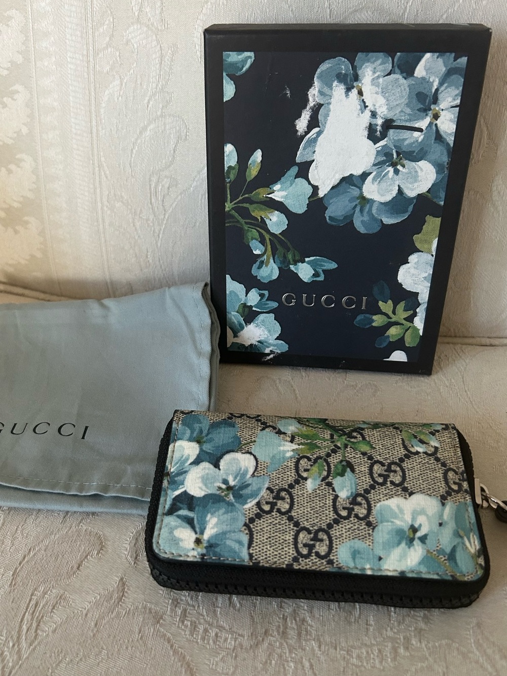 GUCCI GG Supreme Monogram Blooms Zip Around Card Case Wallet Beige Blue Navy